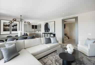 Położony w ekskluzywnej i spokojnej dzielnicy Monte Paraiso przy prestiżowej Złotej Mili w Marbelli, Marismas 1 to wyjątkowy apartament dwupoziomowy, odnowiony przez renomowaną firmę Oak Estates.