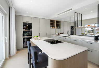 Położony w ekskluzywnej i spokojnej dzielnicy Monte Paraiso przy prestiżowej Złotej Mili w Marbelli, Marismas 1 to wyjątkowy apartament dwupoziomowy, odnowiony przez renomowaną firmę Oak Estates.