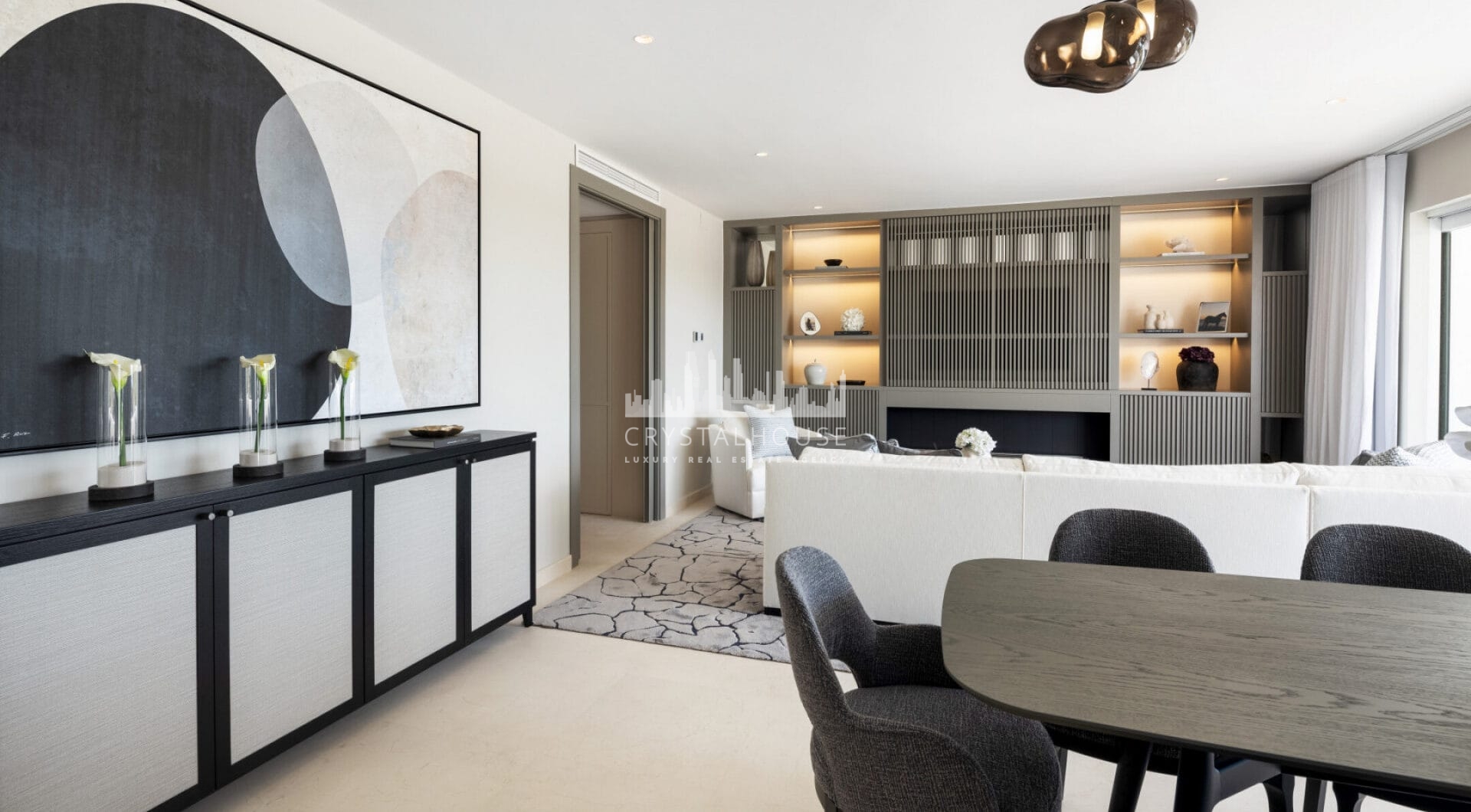 Położony w ekskluzywnej i spokojnej dzielnicy Monte Paraiso przy prestiżowej Złotej Mili w Marbelli, Marismas 1 to wyjątkowy apartament dwupoziomowy, odnowiony przez renomowaną firmę Oak Estates.