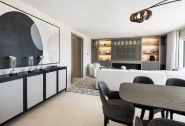 Położony w ekskluzywnej i spokojnej dzielnicy Monte Paraiso przy prestiżowej Złotej Mili w Marbelli, Marismas 1 to wyjątkowy apartament dwupoziomowy, odnowiony przez renomowaną firmę Oak Estates.