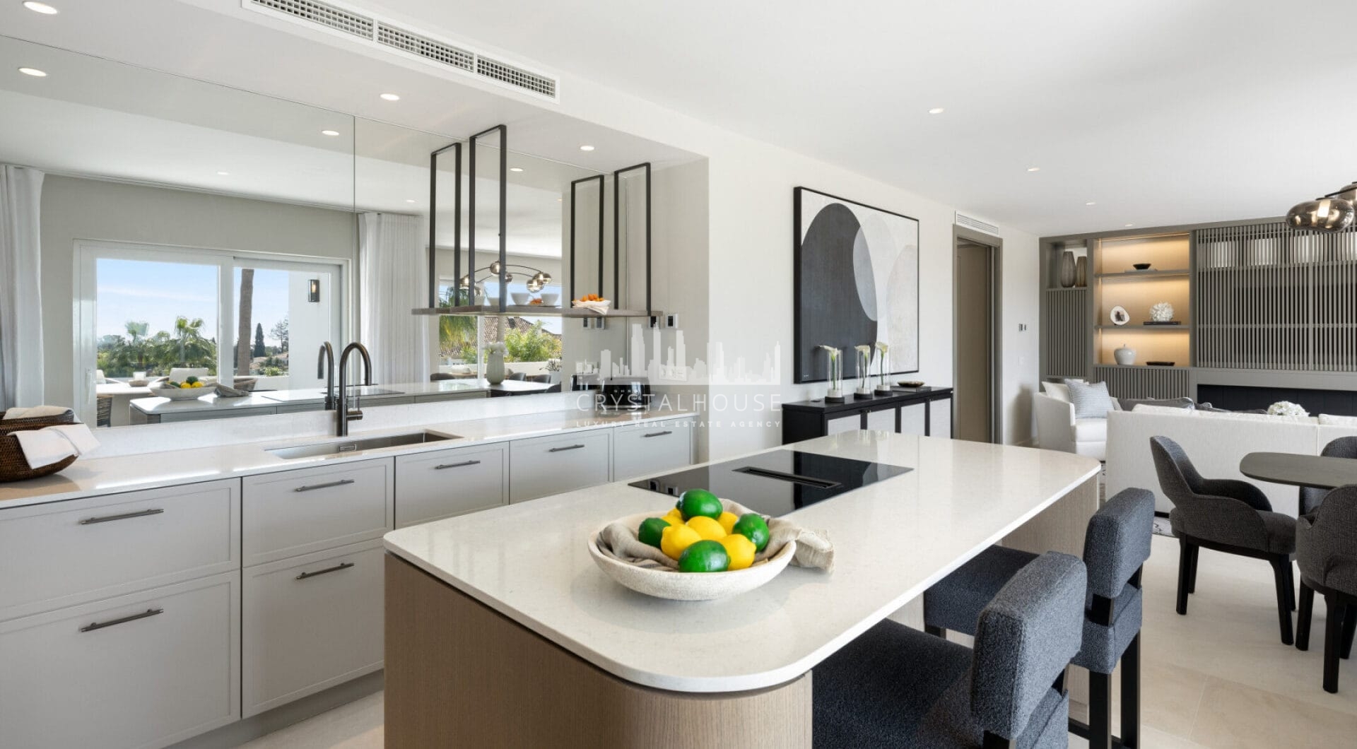 Położony w ekskluzywnej i spokojnej dzielnicy Monte Paraiso przy prestiżowej Złotej Mili w Marbelli, Marismas 1 to wyjątkowy apartament dwupoziomowy, odnowiony przez renomowaną firmę Oak Estates.