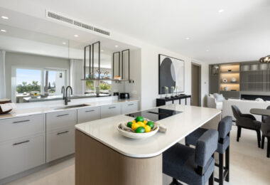 Położony w ekskluzywnej i spokojnej dzielnicy Monte Paraiso przy prestiżowej Złotej Mili w Marbelli, Marismas 1 to wyjątkowy apartament dwupoziomowy, odnowiony przez renomowaną firmę Oak Estates.