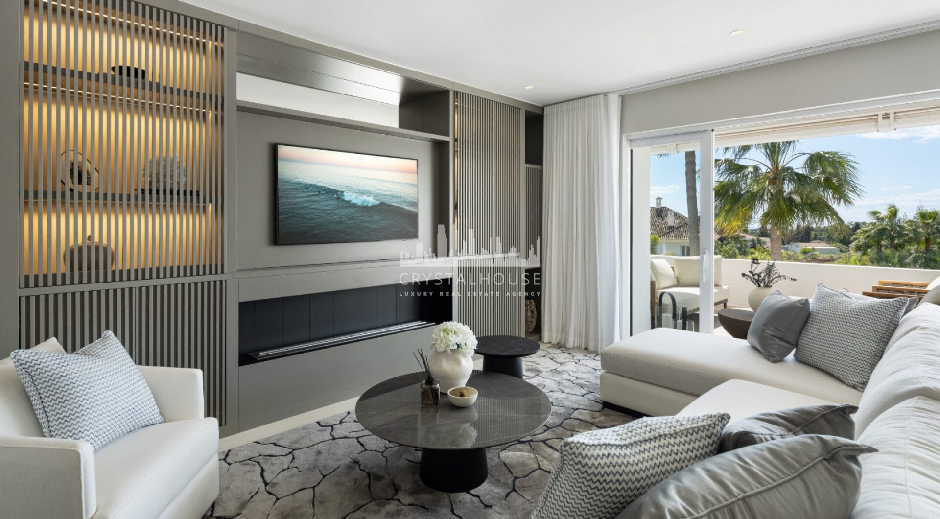 Położony w ekskluzywnej i spokojnej dzielnicy Monte Paraiso przy prestiżowej Złotej Mili w Marbelli, Marismas 1 to wyjątkowy apartament dwupoziomowy, odnowiony przez renomowaną firmę Oak Estates.