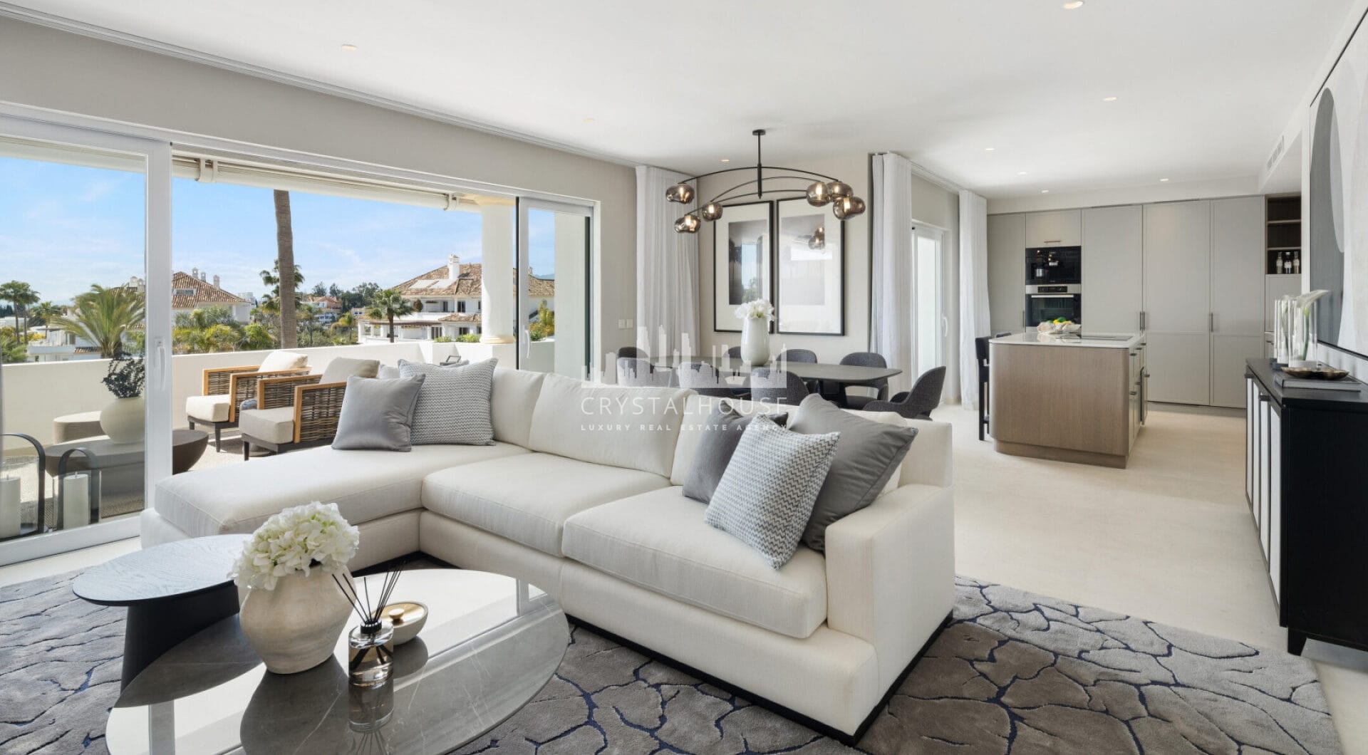 Położony w ekskluzywnej i spokojnej dzielnicy Monte Paraiso przy prestiżowej Złotej Mili w Marbelli, Marismas 1 to wyjątkowy apartament dwupoziomowy, odnowiony przez renomowaną firmę Oak Estates.