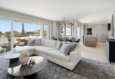 Położony w ekskluzywnej i spokojnej dzielnicy Monte Paraiso przy prestiżowej Złotej Mili w Marbelli, Marismas 1 to wyjątkowy apartament dwupoziomowy, odnowiony przez renomowaną firmę Oak Estates.