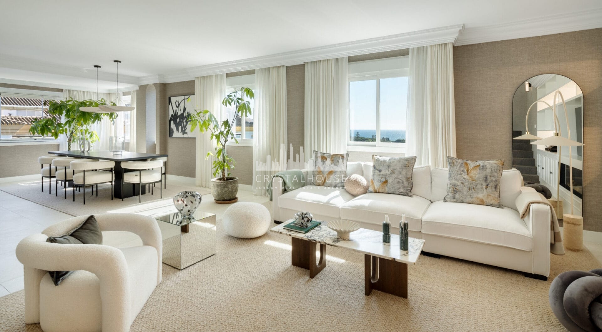 Położony w popularnej okolicy Marbella Golden Mile, Costa PH to wyjątkowy dwupoziomowy penthouse z panoramicznym widokiem na morze i góry.