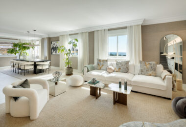 Położony w popularnej okolicy Marbella Golden Mile, Costa PH to wyjątkowy dwupoziomowy penthouse z panoramicznym widokiem na morze i góry.