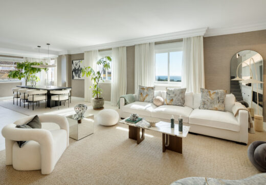 Położony w popularnej okolicy Marbella Golden Mile, Costa PH to wyjątkowy dwupoziomowy penthouse z panoramicznym widokiem na morze i góry.