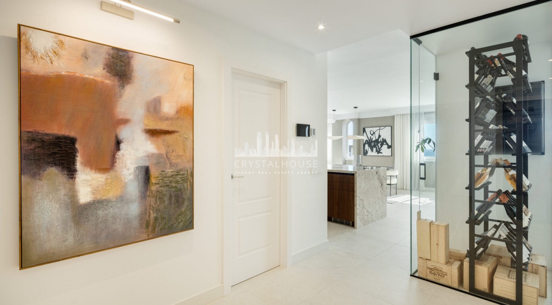Położony w popularnej okolicy Marbella Golden Mile, Costa PH to wyjątkowy dwupoziomowy penthouse z panoramicznym widokiem na morze i góry.