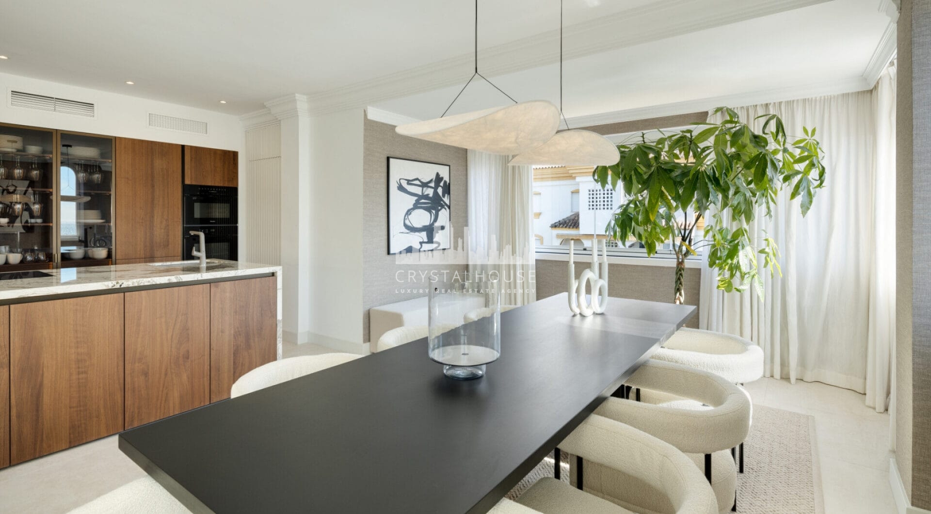 Położony w popularnej okolicy Marbella Golden Mile, Costa PH to wyjątkowy dwupoziomowy penthouse z panoramicznym widokiem na morze i góry.