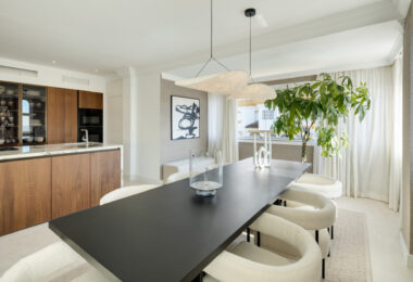 Położony w popularnej okolicy Marbella Golden Mile, Costa PH to wyjątkowy dwupoziomowy penthouse z panoramicznym widokiem na morze i góry.