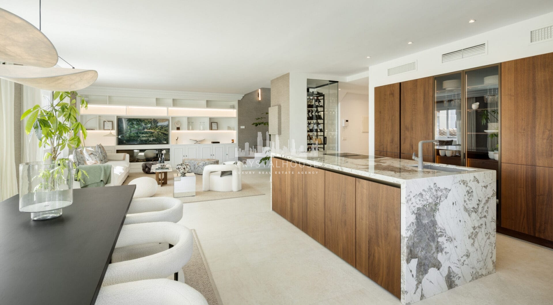 Położony w popularnej okolicy Marbella Golden Mile, Costa PH to wyjątkowy dwupoziomowy penthouse z panoramicznym widokiem na morze i góry.