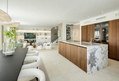Położony w popularnej okolicy Marbella Golden Mile, Costa PH to wyjątkowy dwupoziomowy penthouse z panoramicznym widokiem na morze i góry.