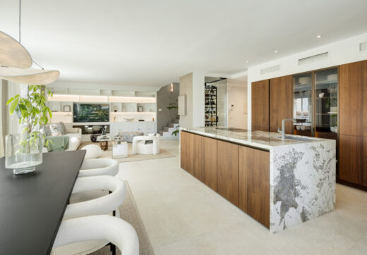 Położony w popularnej okolicy Marbella Golden Mile, Costa PH to wyjątkowy dwupoziomowy penthouse z panoramicznym widokiem na morze i góry.