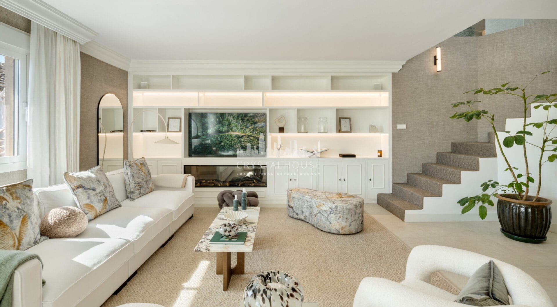 Położony w popularnej okolicy Marbella Golden Mile, Costa PH to wyjątkowy dwupoziomowy penthouse z panoramicznym widokiem na morze i góry.