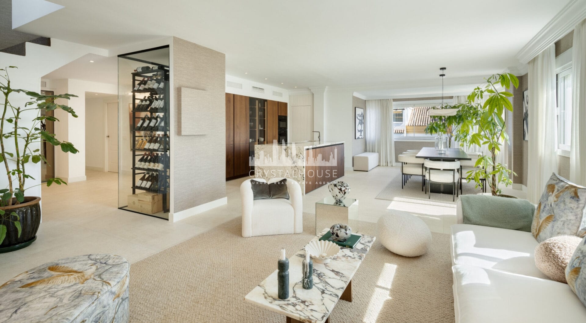 Położony w popularnej okolicy Marbella Golden Mile, Costa PH to wyjątkowy dwupoziomowy penthouse z panoramicznym widokiem na morze i góry.