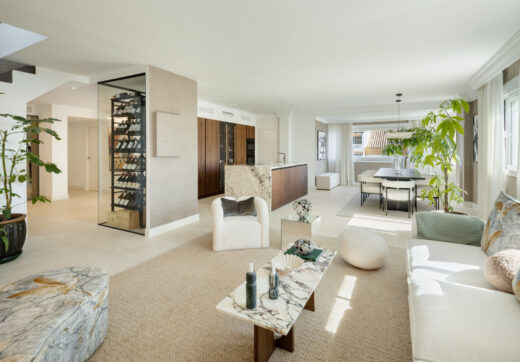 Położony w popularnej okolicy Marbella Golden Mile, Costa PH to wyjątkowy dwupoziomowy penthouse z panoramicznym widokiem na morze i góry.