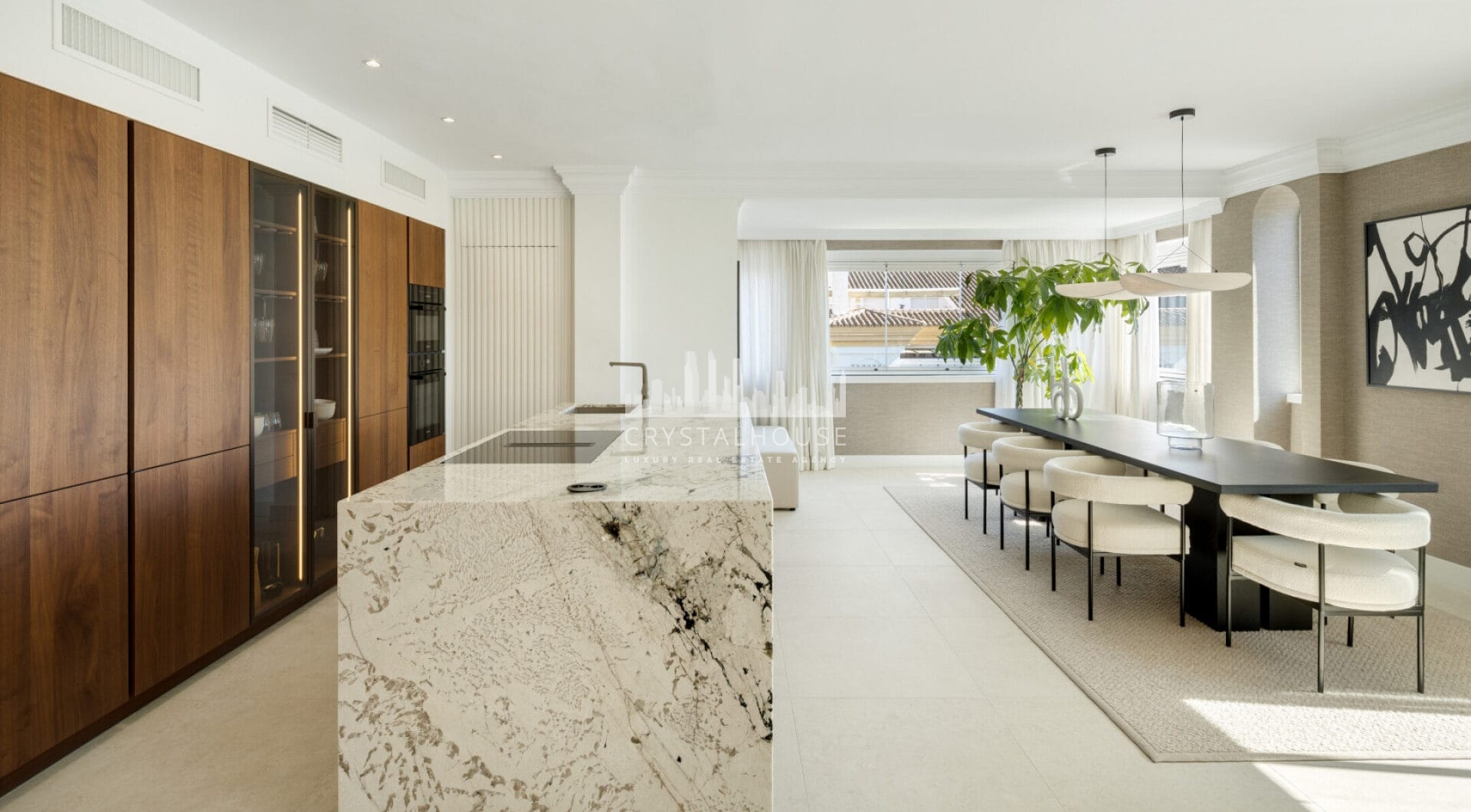 Położony w popularnej okolicy Marbella Golden Mile, Costa PH to wyjątkowy dwupoziomowy penthouse z panoramicznym widokiem na morze i góry.