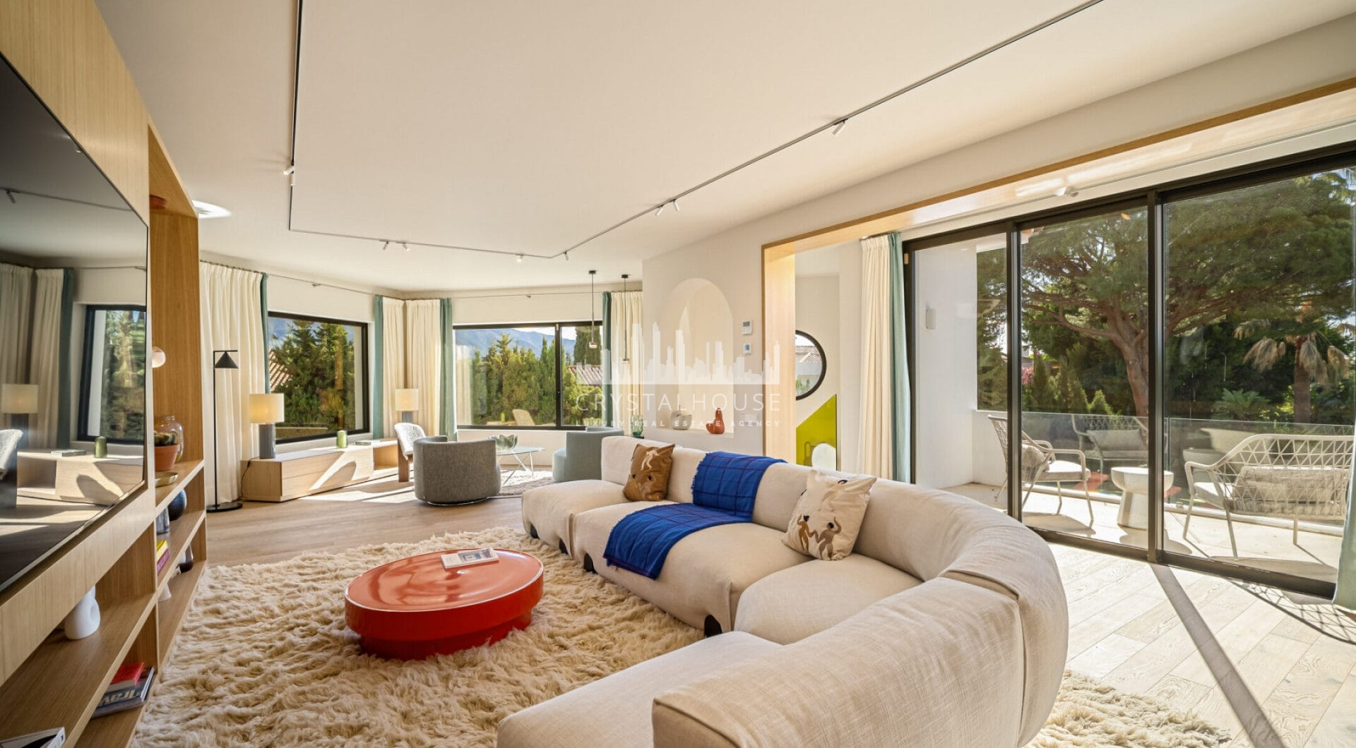 Villa Madrisa to przepiękna willa w stylu śródziemnomorskim położona w samym sercu Nueva Andalucía.