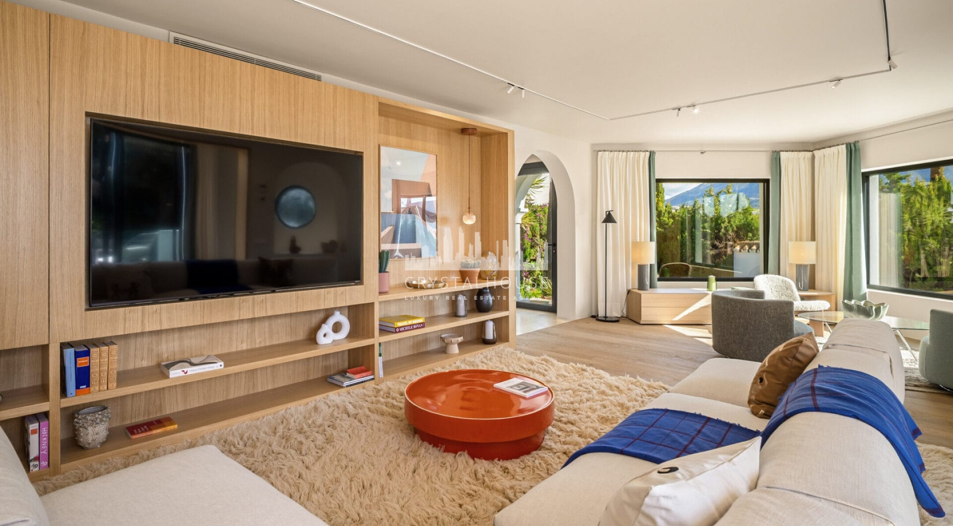 Villa Madrisa to przepiękna willa w stylu śródziemnomorskim położona w samym sercu Nueva Andalucía.