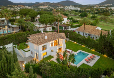 Villa Madrisa to przepiękna willa w stylu śródziemnomorskim położona w samym sercu Nueva Andalucía.