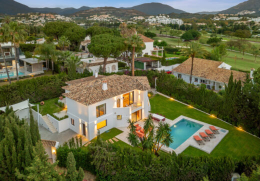 Villa Madrisa to przepiękna willa w stylu śródziemnomorskim położona w samym sercu Nueva Andalucía.