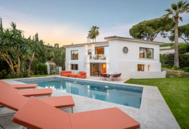 Villa Madrisa to przepiękna willa w stylu śródziemnomorskim położona w samym sercu Nueva Andalucía.