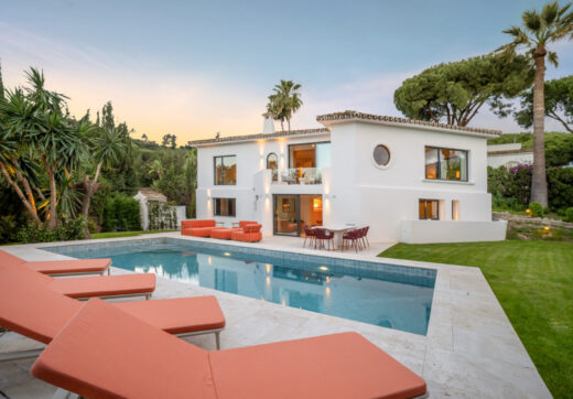 Villa Madrisa to przepiękna willa w stylu śródziemnomorskim położona w samym sercu Nueva Andalucía.