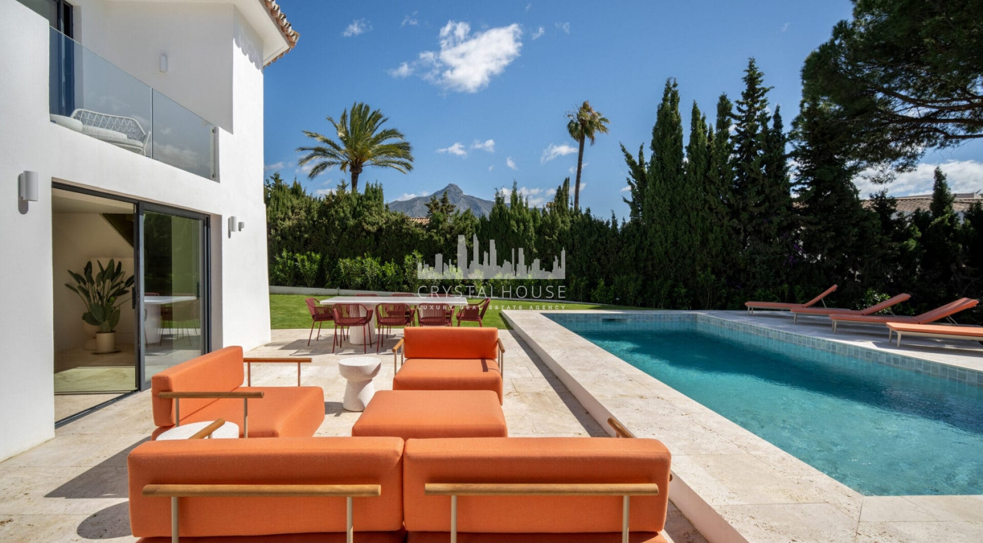 Villa Madrisa to przepiękna willa w stylu śródziemnomorskim położona w samym sercu Nueva Andalucía.