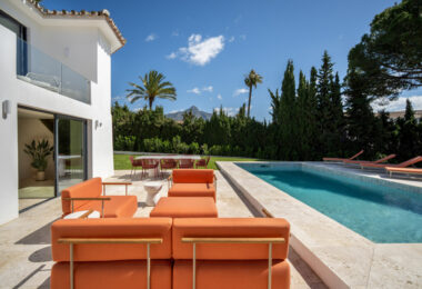 Villa Madrisa to przepiękna willa w stylu śródziemnomorskim położona w samym sercu Nueva Andalucía.