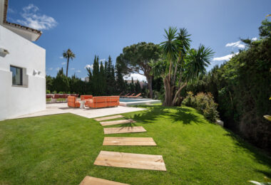 Villa Madrisa to przepiękna willa w stylu śródziemnomorskim położona w samym sercu Nueva Andalucía.