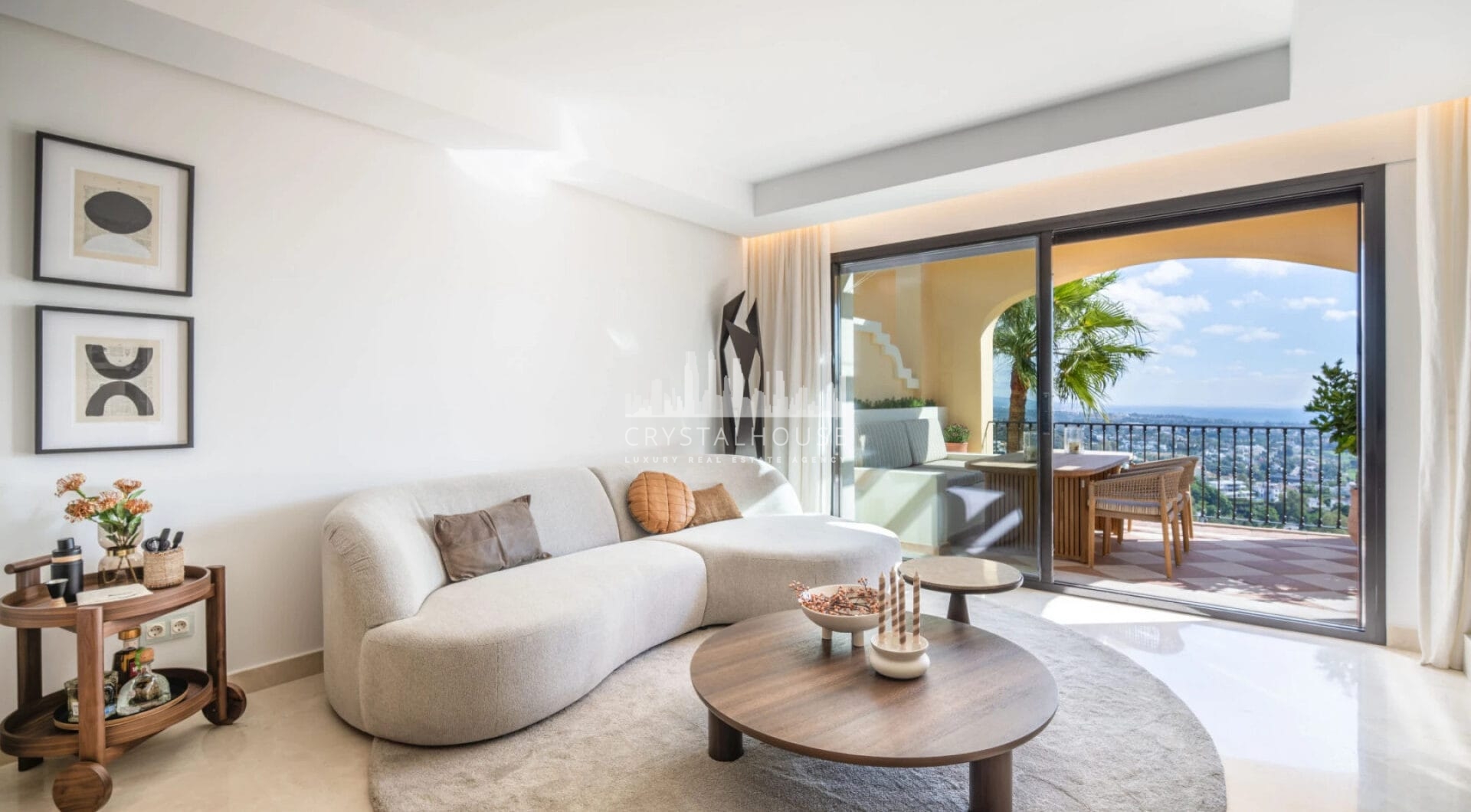 Odkryj kwintesencję luksusowego życia dzięki temu wyjątkowemu penthouse'owi w Buenavista, La Quinta, położonemu w idealnym miejscu, z którego można podziwiać panoramiczne widoki na morze, góry i okoliczne pola golfowe.