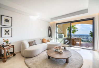 Odkryj kwintesencję luksusowego życia dzięki temu wyjątkowemu penthouse'owi w Buenavista, La Quinta, położonemu w idealnym miejscu, z którego można podziwiać panoramiczne widoki na morze, góry i okoliczne pola golfowe.