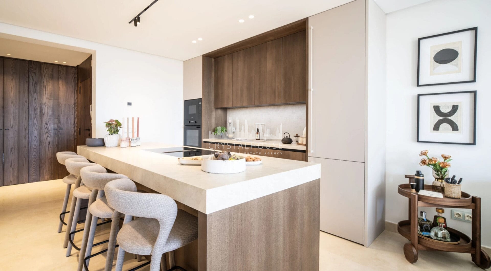 Odkryj kwintesencję luksusowego życia dzięki temu wyjątkowemu penthouse'owi w Buenavista, La Quinta, położonemu w idealnym miejscu, z którego można podziwiać panoramiczne widoki na morze, góry i okoliczne pola golfowe.