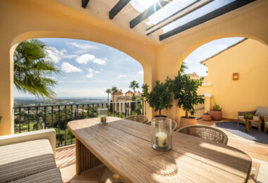 Odkryj kwintesencję luksusowego życia dzięki temu wyjątkowemu penthouse'owi w Buenavista, La Quinta, położonemu w idealnym miejscu, z którego można podziwiać panoramiczne widoki na morze, góry i okoliczne pola golfowe.