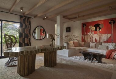 Położona w pożądanej enklawie Los Monteros Playa w Marbella East, ta niezwykła posiadłość oferuje rzadką okazję do posiadania wyjątkowego sanktuarium w jednej z najbardziej ekskluzywnych społeczności nadmorskich na Costa del Sol.