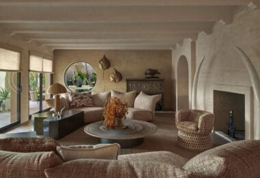 Położona w pożądanej enklawie Los Monteros Playa w Marbella East, ta niezwykła posiadłość oferuje rzadką okazję do posiadania wyjątkowego sanktuarium w jednej z najbardziej ekskluzywnych społeczności nadmorskich na Costa del Sol.