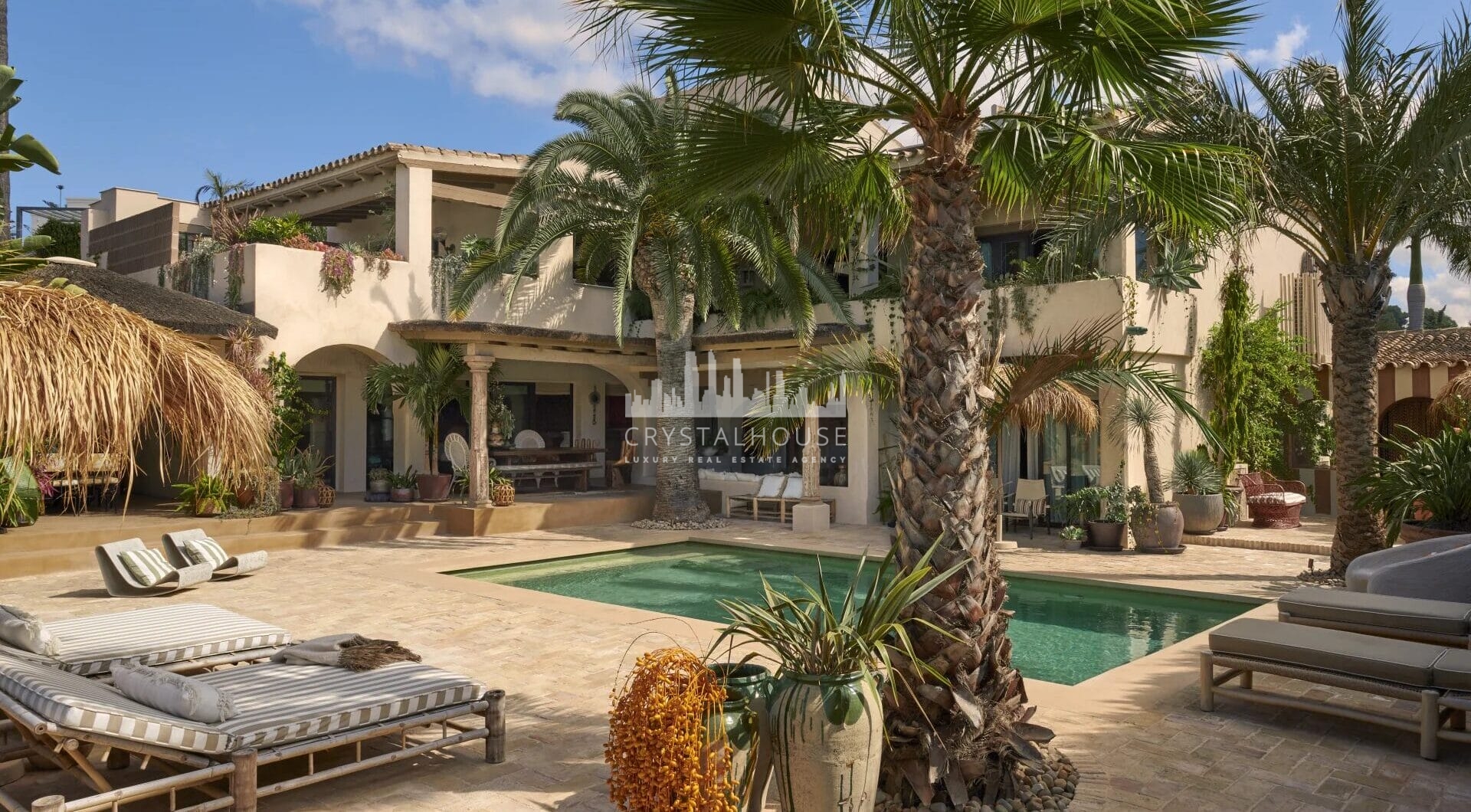 Położona w pożądanej enklawie Los Monteros Playa w Marbella East, ta niezwykła posiadłość oferuje rzadką okazję do posiadania wyjątkowego sanktuarium w jednej z najbardziej ekskluzywnych społeczności nadmorskich na Costa del Sol.