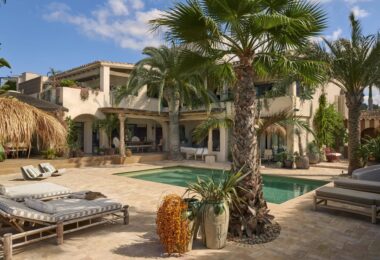 Położona w pożądanej enklawie Los Monteros Playa w Marbella East, ta niezwykła posiadłość oferuje rzadką okazję do posiadania wyjątkowego sanktuarium w jednej z najbardziej ekskluzywnych społeczności nadmorskich na Costa del Sol.