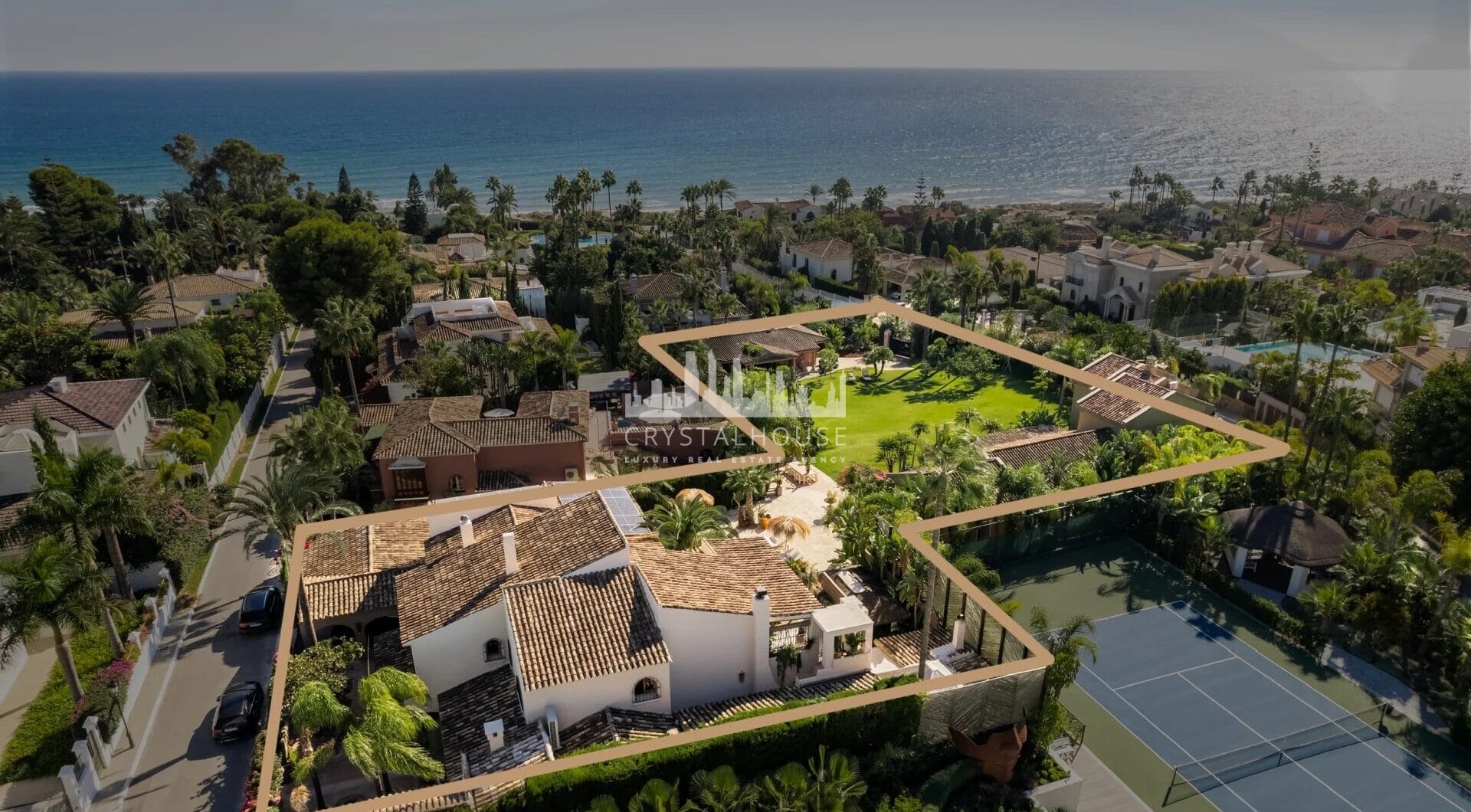 Położona w pożądanej enklawie Los Monteros Playa w Marbella East, ta niezwykła posiadłość oferuje rzadką okazję do posiadania wyjątkowego sanktuarium w jednej z najbardziej ekskluzywnych społeczności nadmorskich na Costa del Sol.