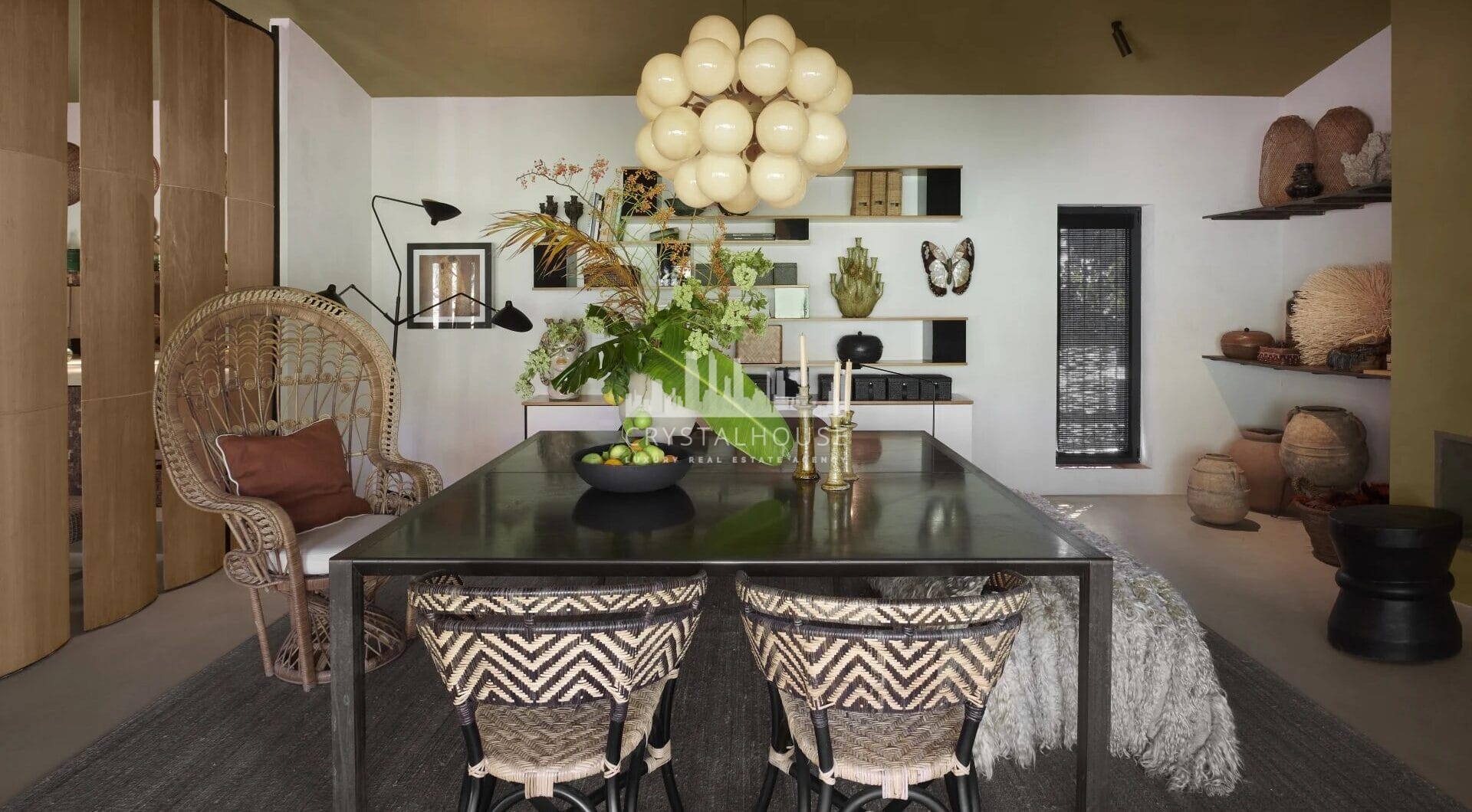 Położona w pożądanej enklawie Los Monteros Playa w Marbella East, ta niezwykła posiadłość oferuje rzadką okazję do posiadania wyjątkowego sanktuarium w jednej z najbardziej ekskluzywnych społeczności nadmorskich na Costa del Sol.