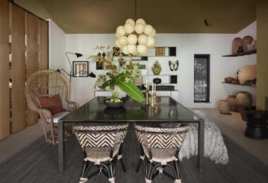 Położona w pożądanej enklawie Los Monteros Playa w Marbella East, ta niezwykła posiadłość oferuje rzadką okazję do posiadania wyjątkowego sanktuarium w jednej z najbardziej ekskluzywnych społeczności nadmorskich na Costa del Sol.