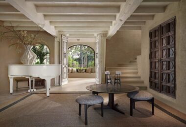 Położona w pożądanej enklawie Los Monteros Playa w Marbella East, ta niezwykła posiadłość oferuje rzadką okazję do posiadania wyjątkowego sanktuarium w jednej z najbardziej ekskluzywnych społeczności nadmorskich na Costa del Sol.