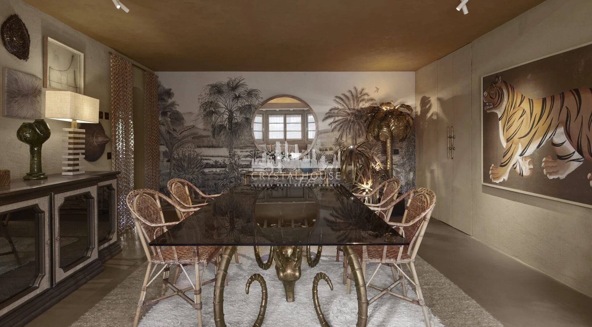 Położona w pożądanej enklawie Los Monteros Playa w Marbella East, ta niezwykła posiadłość oferuje rzadką okazję do posiadania wyjątkowego sanktuarium w jednej z najbardziej ekskluzywnych społeczności nadmorskich na Costa del Sol.