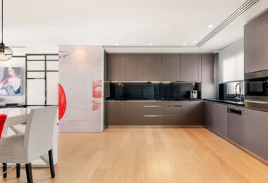 Położony w samym sercu słynnego Puerto Banus w Marbelli, ten luksusowy apartament oferuje wspaniałe wrażenia z życia w jednej z najbardziej prestiżowych lokalizacji w Hiszpanii.