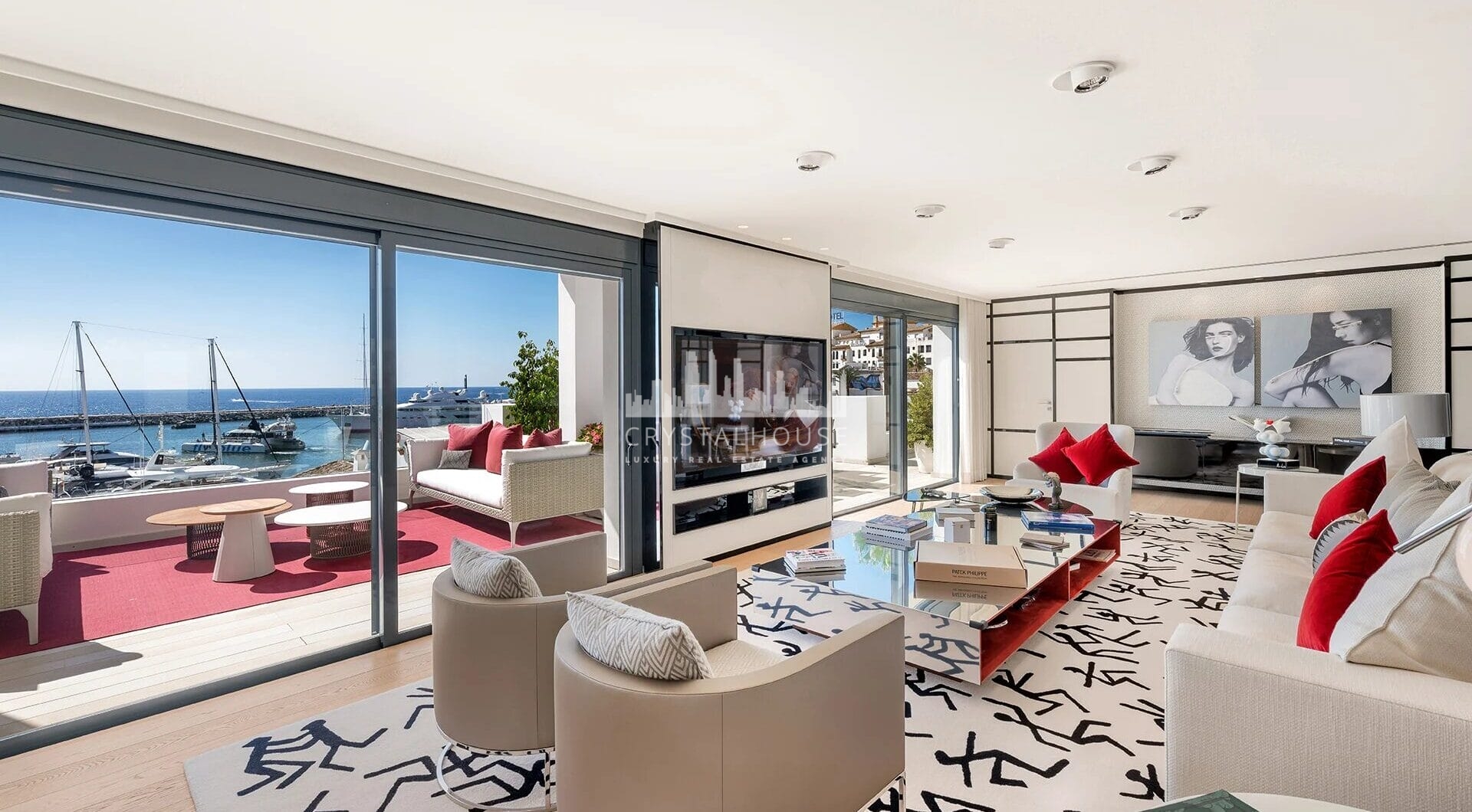 Położony w samym sercu słynnego Puerto Banus w Marbelli, ten luksusowy apartament oferuje wspaniałe wrażenia z życia w jednej z najbardziej prestiżowych lokalizacji w Hiszpanii.