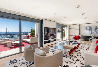 Położony w samym sercu słynnego Puerto Banus w Marbelli, ten luksusowy apartament oferuje wspaniałe wrażenia z życia w jednej z najbardziej prestiżowych lokalizacji w Hiszpanii.