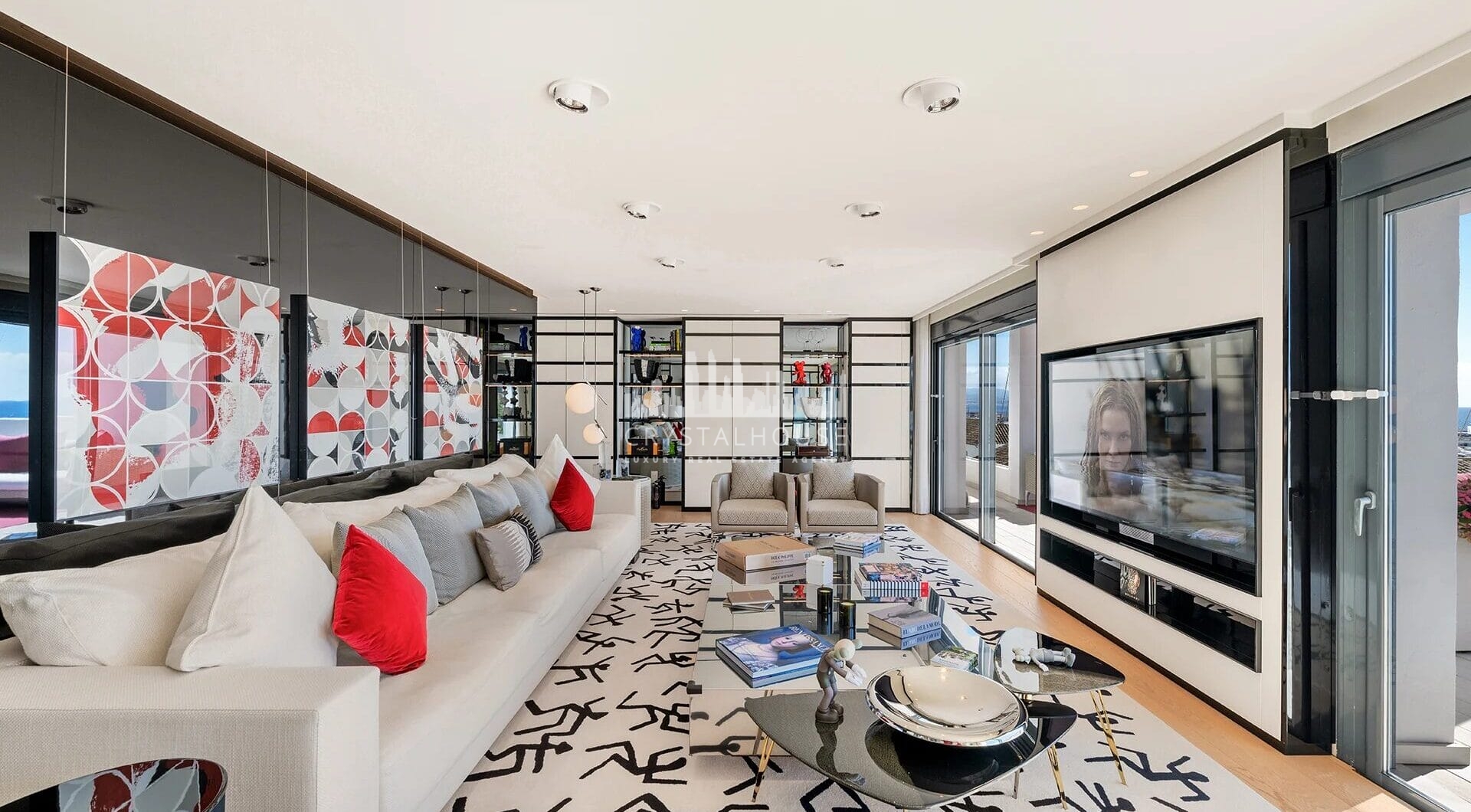 Położony w samym sercu słynnego Puerto Banus w Marbelli, ten luksusowy apartament oferuje wspaniałe wrażenia z życia w jednej z najbardziej prestiżowych lokalizacji w Hiszpanii.