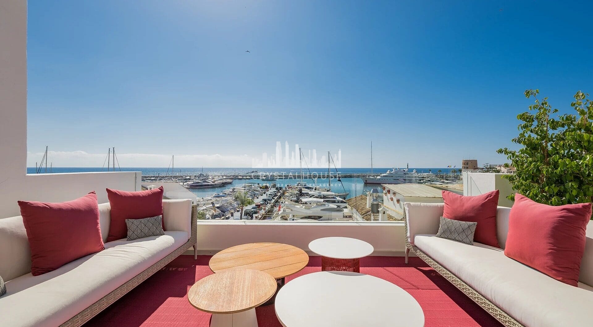 Położony w samym sercu słynnego Puerto Banus w Marbelli, ten luksusowy apartament oferuje wspaniałe wrażenia z życia w jednej z najbardziej prestiżowych lokalizacji w Hiszpanii.