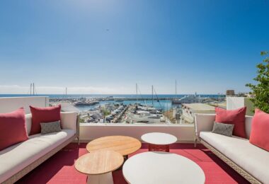 Położony w samym sercu słynnego Puerto Banus w Marbelli, ten luksusowy apartament oferuje wspaniałe wrażenia z życia w jednej z najbardziej prestiżowych lokalizacji w Hiszpanii.
